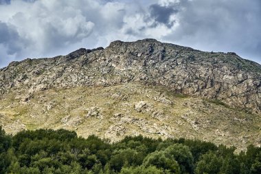 Sibiny göller Ust-Kamenogorsk şehir yolu boyunca bozkır ve taş dağların güzel manzara (Ru: Sibinskiye Ozora: Sadyrkol, Tortkara, Shalkar, Korzhynkol), Doğu Kazakistan