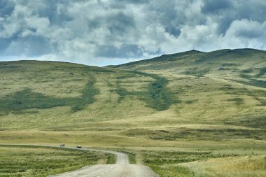 Sibiny göller Ust-Kamenogorsk şehir yolu boyunca bozkır ve taş dağların güzel manzara (Ru: Sibinskiye Ozora: Sadyrkol, Tortkara, Shalkar, Korzhynkol), Doğu Kazakistan