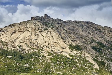 Sibiny göller Ust-Kamenogorsk şehir yolu boyunca taş dağların güzel manzara (Ru: Sibinskiye Ozora: Sadyrkol, Tortkara, Shalkar, Korzhynkol), Doğu Kazakistan