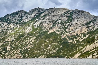 Güzel peyzaj taş kaya dağlar oraund Sibiny Göller ile (Ru: Sibinskiye Ozora: Sadyrkol, Tortkara, Shalkar, Korzhynkol), neer Öskemen şehri (Ru: Ust-Kamenogorsk) East Kazakhstan