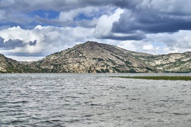 Güzel peyzaj taş kaya dağlar oraund Sibiny Göller ile (Ru: Sibinskiye Ozora: Sadyrkol, Tortkara, Shalkar, Korzhynkol), neer Öskemen şehri (Ru: Ust-Kamenogorsk) East Kazakhstan