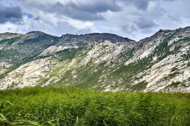 Sibiny göller taş rock dağların güzel manzara (Ru: Sibinskiye Ozora: Sadyrkol, Tortkara, Shalkar, Korzhynkol), neer Öskemen şehri (Ru: Ust-Kamenogorsk), East Kazakhstan