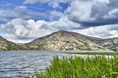 Güzel peyzaj taş kaya dağlar oraund Sibiny Göller ile (Ru: Sibinskiye Ozora: Sadyrkol, Tortkara, Shalkar, Korzhynkol), neer Öskemen şehri (Ru: Ust-Kamenogorsk) East Kazakhstan