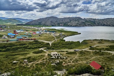 Güzel peyzaj taş kaya dağlar oraund Sibiny Göller ile (Ru: Sibinskiye Ozora: Sadyrkol, Tortkara, Shalkar, Korzhynkol), neer Öskemen şehri (Ru: Ust-Kamenogorsk) East Kazakhstan
