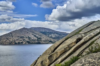 Güzel peyzaj taş kaya dağlar oraund Sibiny Göller ile (Ru: Sibinskiye Ozora: Sadyrkol, Tortkara, Shalkar, Korzhynkol), neer Öskemen şehri (Ru: Ust-Kamenogorsk) East Kazakhstan