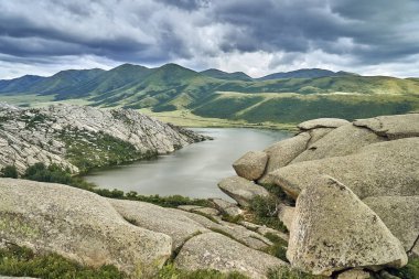 Güzel peyzaj taş kaya dağlar oraund Sibiny Göller ile (Ru: Sibinskiye Ozora: Sadyrkol, Tortkara, Shalkar, Korzhynkol), neer Öskemen şehri (Ru: Ust-Kamenogorsk) East Kazakhstan