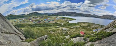Güzel peyzaj taş kaya dağlar oraund Sibiny Göller ile (Ru: Sibinskiye Ozora: Sadyrkol, Tortkara, Shalkar, Korzhynkol), neer Öskemen şehri (Ru: Ust-Kamenogorsk) East Kazakhstan