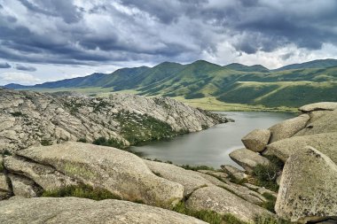 Güzel peyzaj taş kaya dağlar oraund Sibiny Göller ile (Ru: Sibinskiye Ozora: Sadyrkol, Tortkara, Shalkar, Korzhynkol), neer Öskemen şehri (Ru: Ust-Kamenogorsk) East Kazakhstan
