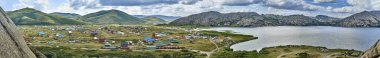 Güzel peyzaj taş kaya dağlar oraund Sibiny Göller ile (Ru: Sibinskiye Ozora: Sadyrkol, Tortkara, Shalkar, Korzhynkol), neer Öskemen şehri (Ru: Ust-Kamenogorsk) East Kazakhstan