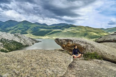 Güzel peyzaj taş kaya dağlar oraund Sibiny Göller ile (Ru: Sibinskiye Ozora: Sadyrkol, Tortkara, Shalkar, Korzhynkol), neer Öskemen şehri (Ru: Ust-Kamenogorsk) East Kazakhstan