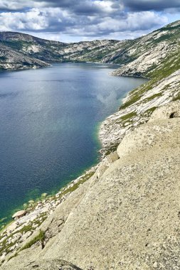 Güzel peyzaj taş kaya dağlar oraund Sibiny Göller ile (Ru: Sibinskiye Ozora: Sadyrkol, Tortkara, Shalkar, Korzhynkol), neer Öskemen şehri (Ru: Ust-Kamenogorsk) East Kazakhstan