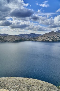 Güzel peyzaj taş kaya dağlar oraund Sibiny Göller ile (Ru: Sibinskiye Ozora: Sadyrkol, Tortkara, Shalkar, Korzhynkol), neer Öskemen şehri (Ru: Ust-Kamenogorsk) East Kazakhstan