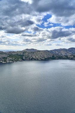 Güzel peyzaj taş kaya dağlar oraund Sibiny Göller ile (Ru: Sibinskiye Ozora: Sadyrkol, Tortkara, Shalkar, Korzhynkol), neer Öskemen şehri (Ru: Ust-Kamenogorsk) East Kazakhstan