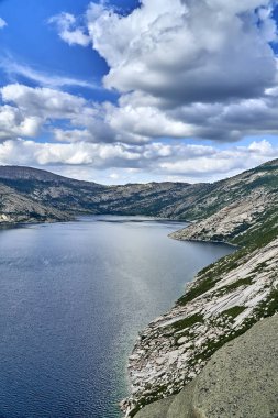 Güzel peyzaj taş kaya dağlar oraund Sibiny Göller ile (Ru: Sibinskiye Ozora: Sadyrkol, Tortkara, Shalkar, Korzhynkol), neer Öskemen şehri (Ru: Ust-Kamenogorsk) East Kazakhstan
