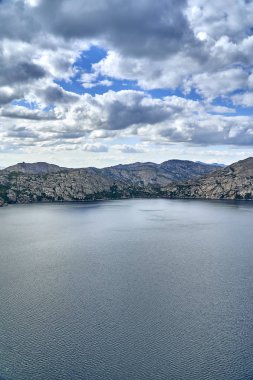 Güzel peyzaj taş kaya dağlar oraund Sibiny Göller ile (Ru: Sibinskiye Ozora: Sadyrkol, Tortkara, Shalkar, Korzhynkol), neer Öskemen şehri (Ru: Ust-Kamenogorsk) East Kazakhstan