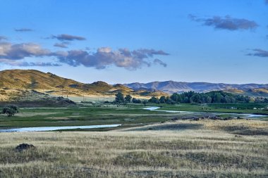 Sibiny göller Ust-Kamenogorsk şehir yolu boyunca bozkır ve taş dağların güzel manzara (Ru: Sibinskiye Ozora: Sadyrkol, Tortkara, Shalkar, Korzhynkol), Doğu Kazakistan