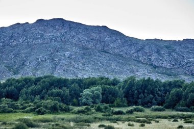 Sibiny göller Ust-Kamenogorsk şehir yolu boyunca bozkır ve taş dağların güzel manzara (Ru: Sibinskiye Ozora: Sadyrkol, Tortkara, Shalkar, Korzhynkol), Doğu Kazakistan
