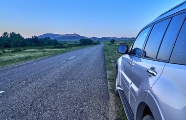 Sibiny göller Ust-Kamenogorsk şehir yolu boyunca bozkır ve taş dağların güzel manzara (Ru: Sibinskiye Ozora: Sadyrkol, Tortkara, Shalkar, Korzhynkol), Doğu Kazakistan