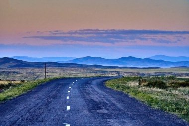 Sibiny göller Ust-Kamenogorsk şehir yolu boyunca bozkır ve taş dağların güzel manzara (Ru: Sibinskiye Ozora: Sadyrkol, Tortkara, Shalkar, Korzhynkol), Doğu Kazakistan