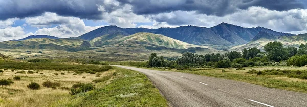 Красивый Пейзаж Степных Каменных Гор Вдоль Дороги Города Усть Каменогорска — стоковое фото