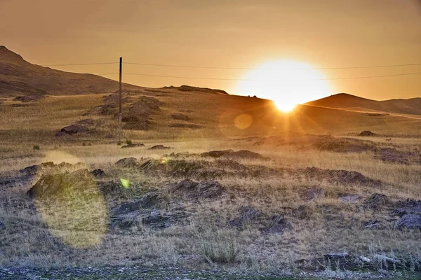 Sibiny göller Ust-Kamenogorsk şehir yolu boyunca bozkır ve taş dağların güzel manzara (Ru: Sibinskiye Ozora: Sadyrkol, Tortkara, Shalkar, Korzhynkol), Doğu Kazakistan