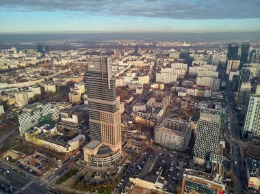 Varşova, Polonya - 27 Kasım 2018: Güzel panoramik hava dron görünümüne Merkezi Varşova şehir ve Varşova ticaret Kulesi (Wtt) - gökdelen Sarayı Kültür ve bilim ile birlikte