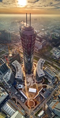 Varşova, Polonya - 27 Kasım 2018: Güzel panoramik hava dron görünümüne Merkezi Varşova şehir ve Varşova Spire - 220 metre neomodern ofis Avrupa meydanında (banın Europejski Binası)