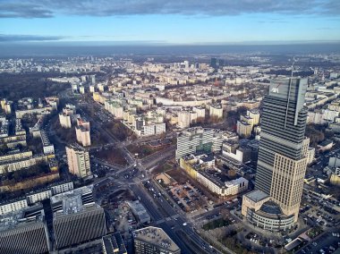Varşova, Polonya - 27 Kasım 2018: Güzel panoramik hava dron görünümüne Merkezi Varşova şehir ve Varşova ticaret Kulesi (Wtt) - gökdelen Sarayı Kültür ve bilim ile birlikte
