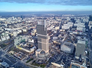 Varşova, Polonya - 27 Kasım 2018: Güzel panoramik hava dron görünümüne Merkezi Varşova şehir ve Varşova ticaret Kulesi (Wtt) - gökdelen Sarayı Kültür ve bilim ile birlikte