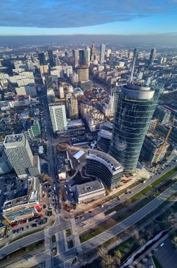 Varşova, Polonya - 27 Kasım 2018: Güzel panoramik hava dron görünümüne Merkezi Varşova şehir ve Varşova Spire - 220 metre neomodern ofis Avrupa meydanında (banın Europejski Binası)