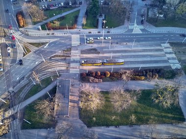 Varşova, Polonya - 27 Kasım 2018: Güzel panoramik hava dron görünümüne Merkezi Varşova şehir ve St. James, Roma Katolik Parish Havari Narutowicza Meydanı, Ochota bölge