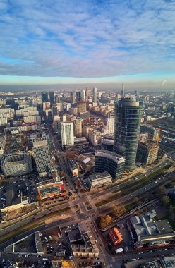 Varşova, Polonya - 27 Kasım 2018: Güzel panoramik hava dron görünümüne Merkezi Varşova şehir ve Varşova Spire - 220 metre neomodern ofis Avrupa meydanında (banın Europejski Binası)