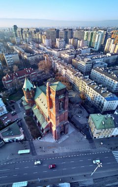 Varşova, Polonya - 27 Kasım 2018: Güzel panoramik hava dron görünümüne Merkezi Varşova şehir ve St. James, Roma Katolik Parish Havari Narutowicza Meydanı, Ochota bölge