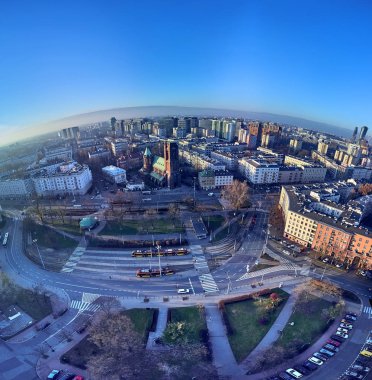 Varşova, Polonya - 27 Kasım 2018: Güzel panoramik hava dron görünümüne Merkezi Varşova şehir ve St. James, Roma Katolik Parish Havari Narutowicza Meydanı, Ochota bölge