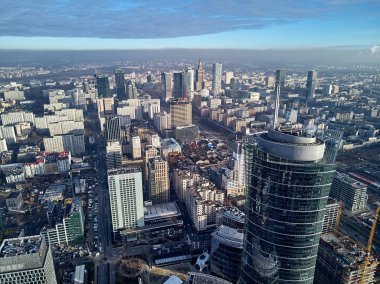 Varşova, Polonya - 27 Kasım 2018: Güzel panoramik hava dron görünümüne Merkezi Varşova şehir ve Varşova Spire - 220 metre neomodern ofis Avrupa meydanında (banın Europejski Binası)
