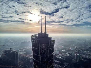 Varşova, Polonya - 27 Kasım 2018: Güzel panoramik hava dron görünümüne Merkezi Varşova şehir ve Varşova Spire - 220 metre neomodern ofis Avrupa meydanında (banın Europejski Binası)