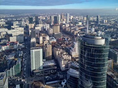 Varşova, Polonya - 27 Kasım 2018: Güzel panoramik hava dron görünümüne Merkezi Varşova şehir ve Varşova Spire - 220 metre neomodern ofis Avrupa meydanında (banın Europejski Binası)