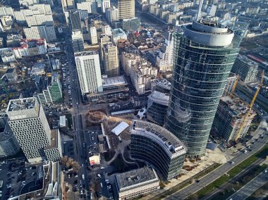 Varşova, Polonya - 27 Kasım 2018: Güzel panoramik hava dron görünümüne Merkezi Varşova şehir ve Varşova Spire - 220 metre neomodern ofis Avrupa meydanında (banın Europejski Binası)