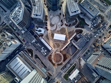 Varşova, Polonya - 27 Kasım 2018: Güzel panoramik hava dron görünümüne Merkezi Varşova şehir ve Varşova Spire - 220 metre neomodern ofis Avrupa meydanında (banın Europejski Binası)