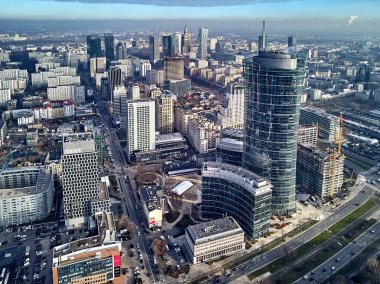 Varşova, Polonya - 27 Kasım 2018: Güzel panoramik hava dron görünümüne Merkezi Varşova şehir ve Varşova Spire - 220 metre neomodern ofis Avrupa meydanında (banın Europejski Binası)