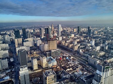 Varşova, Polonya - 27 Kasım 2018: Güzel panoramik hava dron görünümüne Merkezi Varşova şehir ve Varşova Spire - 220 metre neomodern ofis Avrupa meydanında (banın Europejski Binası)