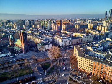 Varşova, Polonya - 27 Kasım 2018: Güzel panoramik hava dron görünümüne Merkezi Varşova şehir ve St. James, Roma Katolik Parish Havari Narutowicza Meydanı, Ochota bölge