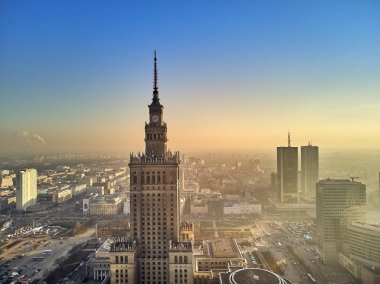 Varşova, Polonya - 01 Aralık 2018: Güzel panoramik hava dron görünümüne Merkezi Varşova şehir ve Kültür Sarayı ve bilim - dikkate değer bir yüksek katlı bina Varşova, Polonya