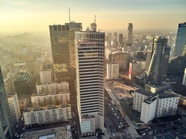 Varşova, Polonya - 01 Aralık 2018: Güzel panoramik hava dron görünümüne Merkezi Varşova şehir ve Kültür Sarayı ve bilim - dikkate değer bir yüksek katlı bina Varşova, Polonya