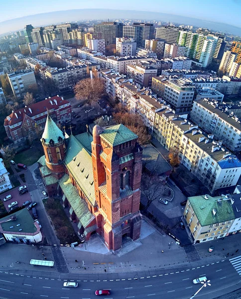 Varşova, Polonya - 27 Kasım 2018: Güzel panoramik hava dron görünümüne Merkezi Varşova şehir ve St. James, Roma Katolik Parish Havari Narutowicza Meydanı, Ochota bölge