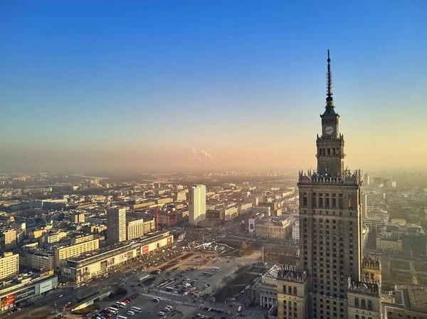 Varşova, Polonya - 01 Aralık 2018: Güzel panoramik hava dron görünümüne Merkezi Varşova şehir ve Kültür Sarayı ve bilim - dikkate değer bir yüksek katlı bina Varşova, Polonya