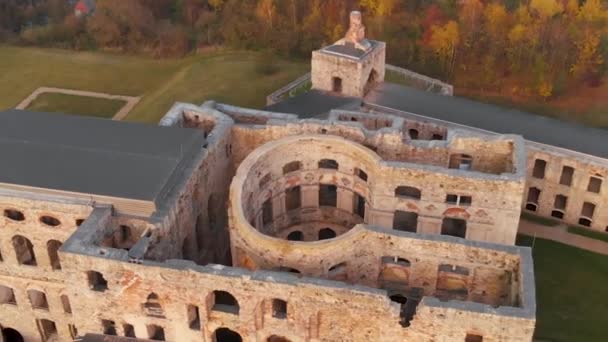 美丽的全景鸟图克日兹托托 城堡的废墟位于乌贾兹德村 Swietokrzyskie Voivodeship 从无人机飞行旋转 放大和缩小 — 图库视频影像
