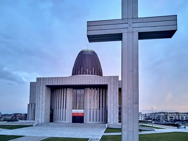 Güzel epik panoramik hava dron panorama görünüm ilahi takdir Tapınağı için (Lehçe: Swiatynia Opatrznosci Bozej), Varşova, Polonya - closeup büyük büyük bir haç üzerinde bina Katolik