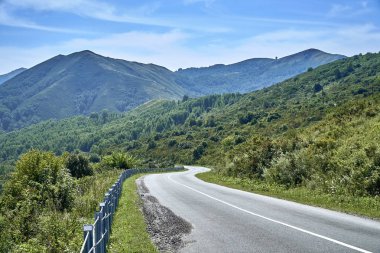 İrtiş, Doğu Kazakistan Nehri vadisinde Bukhtarma dağlara gün batımında güzel panoramik hava yaz görünümü