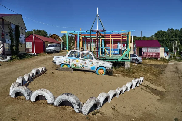 古い車はイルティシ川 カザフスタンの Bukhtarma 水力発電のダムによって形成されたザポロージェツ Bukhtarma 人工貯留層のレクリエーション センターで祖母の遊び場 — ストック写真